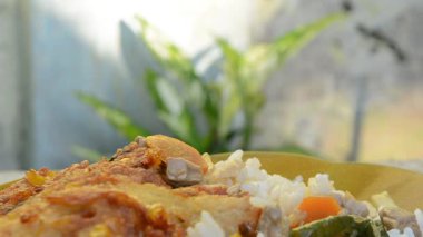 Tayland pilavı, köri ezmesi ve Tayland yemeği.