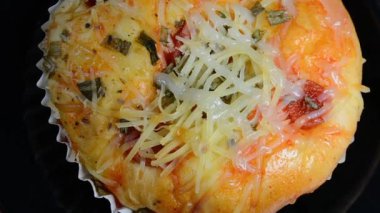 Jambonlu ve peynirli pizza