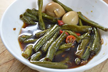 Fesleğen ve acı soslu kızarmış fasulye..