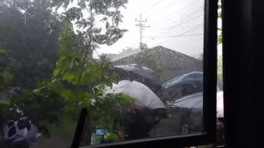 Pencereye yağmur damlaları, damlalar ve arabanın çatısına yağmur damlaları..