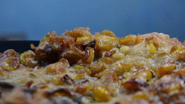 Baharatlı ve sebzeli kızarmış tavuk kanadı.