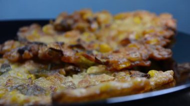 Sebze ve soslu kızarmış tavuk.