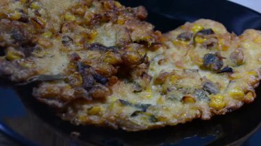 Beyaz arka planda tavada kızarmış yumurta.