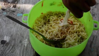 Erişteli erişte ve tavuk kasesi.