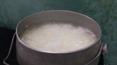 Marketteki pirinci kapat.