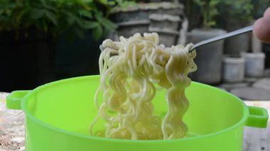 Çubukla erişteyi tutan el.