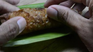 Beyaz üzerine muz yaprağı