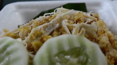 Sebzeli kızarmış erişte.