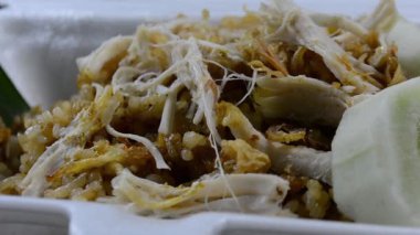 Pirinç Noodle ile tavuk