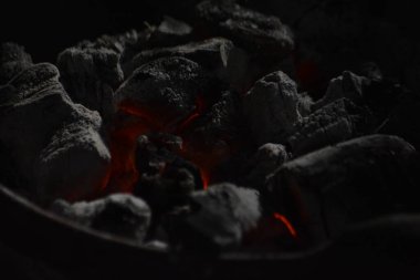 Şöminede yanan kömür