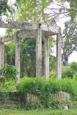 Parktaki eski taş köprü