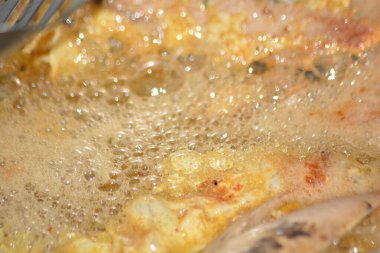 Tavada yumurta ve kızarmış tavuk.