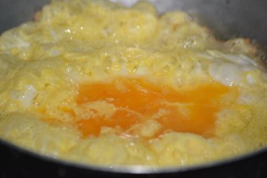 Yumurtalı bir tavayı kapat.