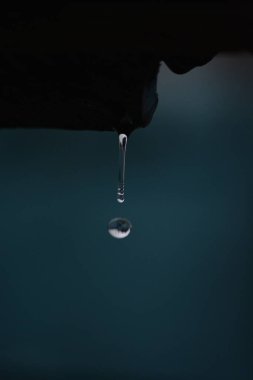 Siyah arkaplanda su damlası