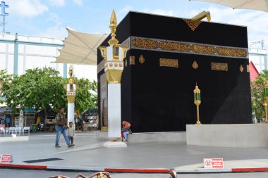 Kamu meydanında ziyaretçilerle dolu Kabe 'nin açılı görüntüsü fener sütunları ve tepe örtüsü çatıları Madiun Endonezya 15 Haziran 2025 editör fotoğrafı