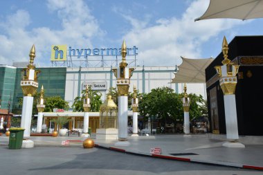 15 Haziran 2025 'te, Madiun Endonezya' da halka açık bir meydanda, dekoratif sütunlarla döşenmiş bir yürüyüş yolu manzarası.