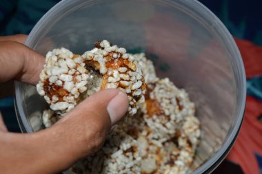 Karamel kaplamalı ve çıtır çıtır desenli pirinç topları üzerinde dar bir çerçeve. Tarif kartları ve abur cubur grafikleri için kullanışlı.