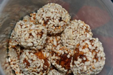 Kabarık pirinç topları, yapışkan karamelli iplikler ve kavanozun içinde gevrek taneler. Gıda dokusu menü elemanı ya da atıştırmalık konsepti görüntüsü kadar harika.