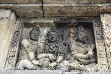 Yogyakarta Endonezya 'da 21 Şubat 2026' da yoğun heykel ve çıkıntıları gösteren Prambanan tapınağının ön yakın mimari görüşü