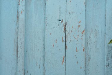 Eski mavi ahşap duvarın yakın dokusu görünür aşınmış ve arka plan ve dokular için uygun boya soyulmuş..