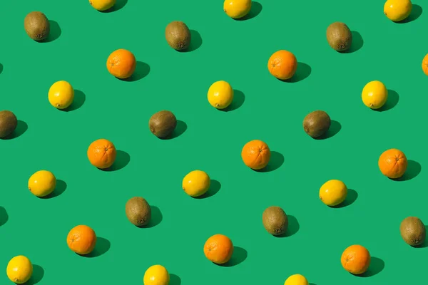 レモン オレンジ キウイの緑の背景に創造的なパターン 最小限の日光レイアウト — ストック写真