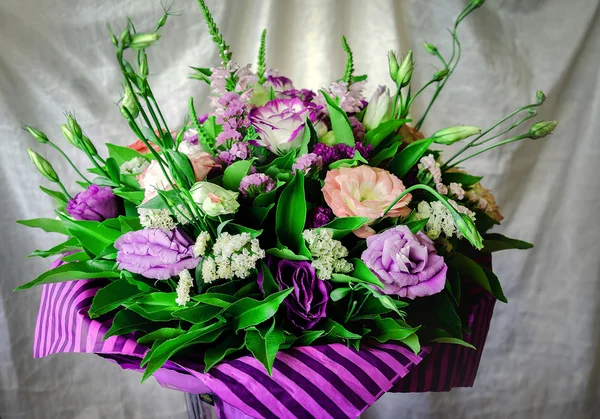 Piękne Różowe Purpurowe Białe Fioletowe Kwiaty Ozdobione Fioletowy Papier Piękny — Zdjęcie stockowe