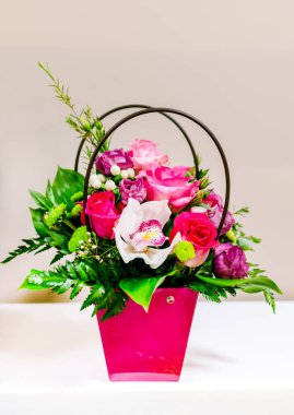 Doğal parlak çiçekleri olan güzel bir buket, güzel bir hediye. Yakın plan.