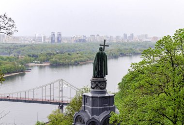 Büyük Vladimir anıtı - Kiev 'deki en eski heykel anıtı, 1853' te inşa edildi. Ukrayna, Kiev Baharı 2019