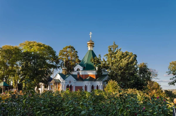Православная Церковь Окружении Деревьев Теплый Осенний День — стоковое фото