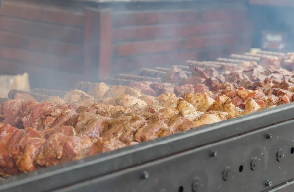 Carne Pinchos Carbón Cocinar Deliciosa Comida Calle Kebab Cerca —  Fotos de Stock