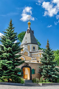 Ortodoks kilisesi, altın kubbesi ve haçı olan, mavi gökyüzüne karşı