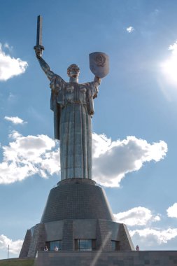 Anavatan anıtı güneş, Ukrayna, Kiev Temmuz 2020 'de aydınlatıldı.