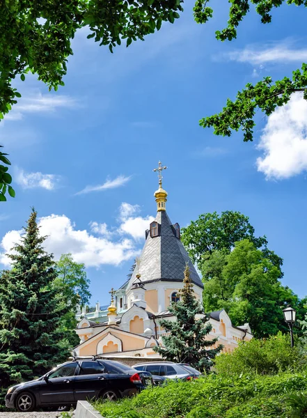 黄金のドームと青空とのクロスを持つ正教会 — ストック写真