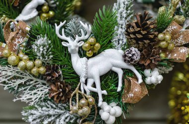 Beyaz geyikli Noel ağacı, köknar ağacının arka planında Noel süslemesi, yakın plan süslemesi.