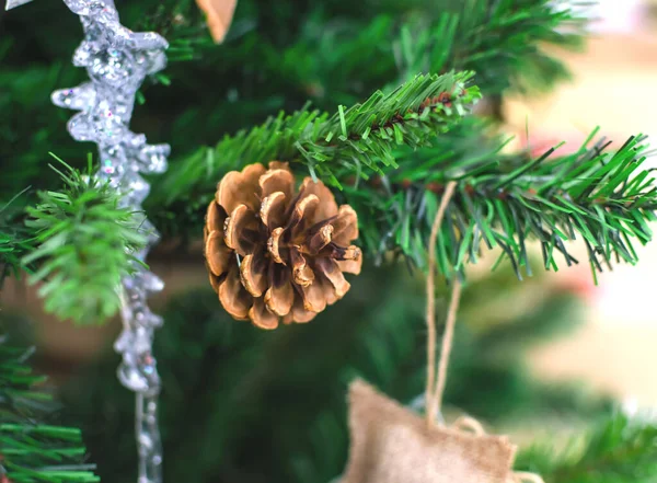 Cono Pino Decorado Con Purpurina Árbol Navidad Decoración Navidad Cerca —  Fotos de Stock