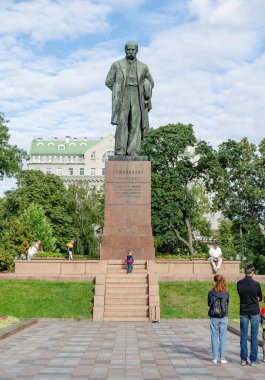 Taras Shevchenko 'nun adını verdiği parkta Kiev kentindeki ünlü Ukraynalı şair Taras Shevchenko' nun anıtı. Taras Shevchenko - Ukraynalı şair, yazar, sanatçı, halk ve siyaset figürü. Kiev, Ukrayna Ağustos 2020.