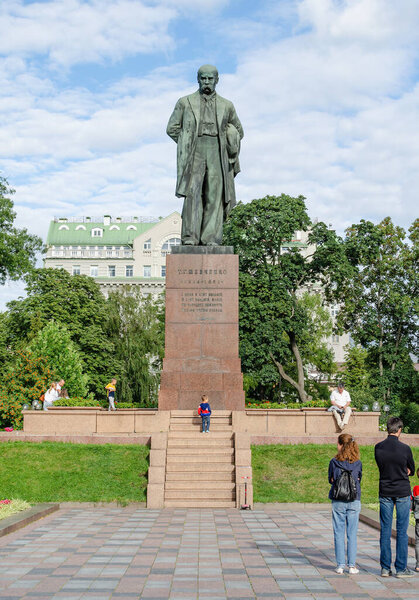 Памятник выдающемуся украинскому поэту Тарасу Шевченко в городе Киеве в парке имени Тараса Шевченко. Тарас Шевченко - украинский поэт, писатель, художник, общественный и политический деятель. Киев, Украина Август 2020.
