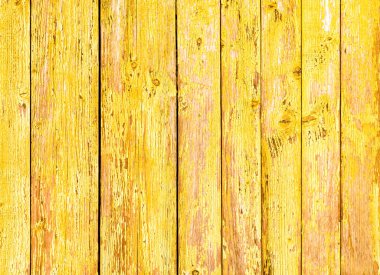 Eski, pürüzlü ve yıpranmış ahşap yüzey, basit bir kabuk soyma sarı boya şeklinde aşınmış ahşap kalas.
