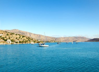 Sıcak bir yaz gününde deniz kıyısı, güzel bir deniz manzarası, Girit Adası, Yunanistan