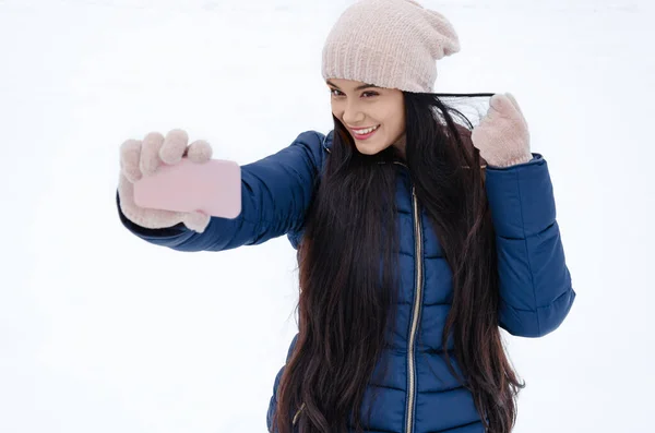 Smiling Young Woman Phone Her Hands Cool Winter Day Outdoors — Stock Photo, Image