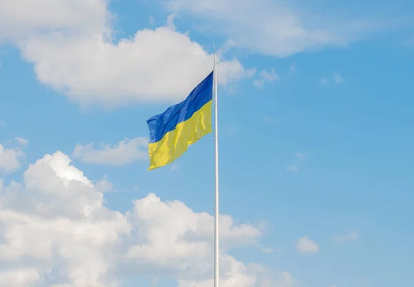 Hedvábná Vlajka Ukrajiny Proti Modré Obloze Národní Symbol Ukrajiny — Stock fotografie