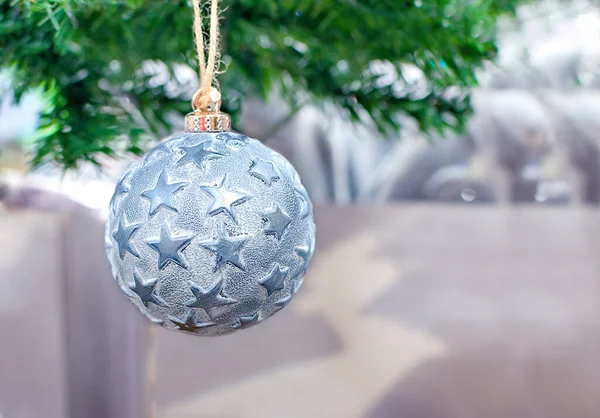 Bola Azul Natal Ramo Uma Árvore Natal Com Lugar Para — Fotografia de Stock