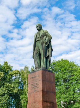 Ukraynalı ünlü yazar Taras Shevchenko 'nun Ukrayna' nın başkenti Kiev 'deki ağaçlarla çevrili bir parktaki anıtı..