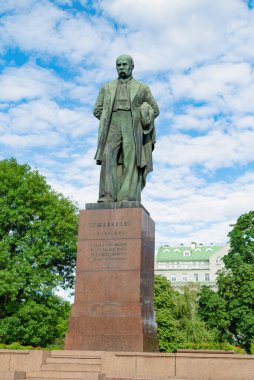 Ukraynalı ünlü yazar Taras Shevchenko 'nun Ukrayna' nın başkenti Kiev 'deki ağaçlarla çevrili bir parktaki anıtı..