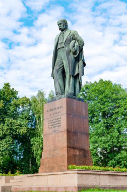 Ukraynalı ünlü yazar Taras Shevchenko 'nun Ukrayna' nın başkenti Kiev 'deki ağaçlarla çevrili bir parktaki anıtı..