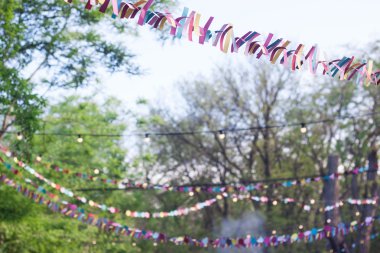 Renkli çelenk şehrin arka sokaklarında dekorasyon