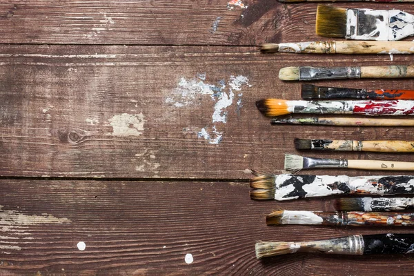 Oude gebruikte penselen voor het schilderen — Stockfoto