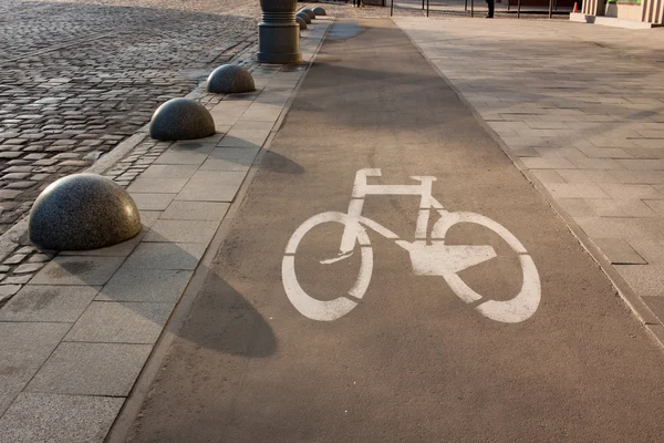 오래 된 도시에 자전거 레인 아침 — 스톡 사진