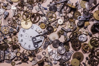 Mekanizmaları ve cogwheels eski ahşap masa arka plan üzerinde izlemek