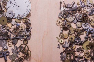  Rasgele mekanizmaları ve cogwheels eski ahşap masa izle 